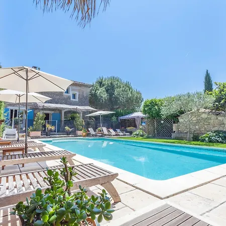 70 M2 Pres De A Pied, Piscine De La Propriete, Parking